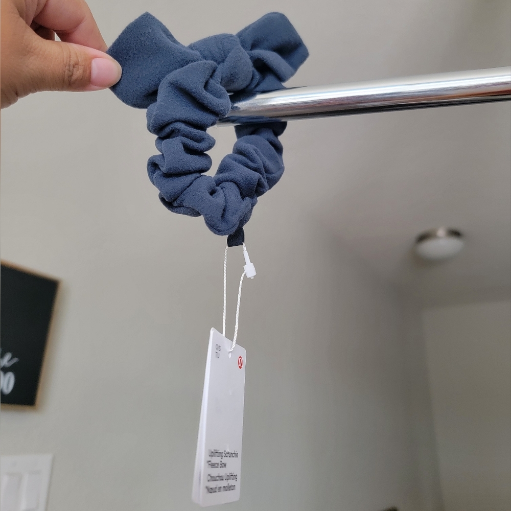 🍋 Lululemon Uplifting Scrunchie Fleece Bow *NWT* Navy Blue